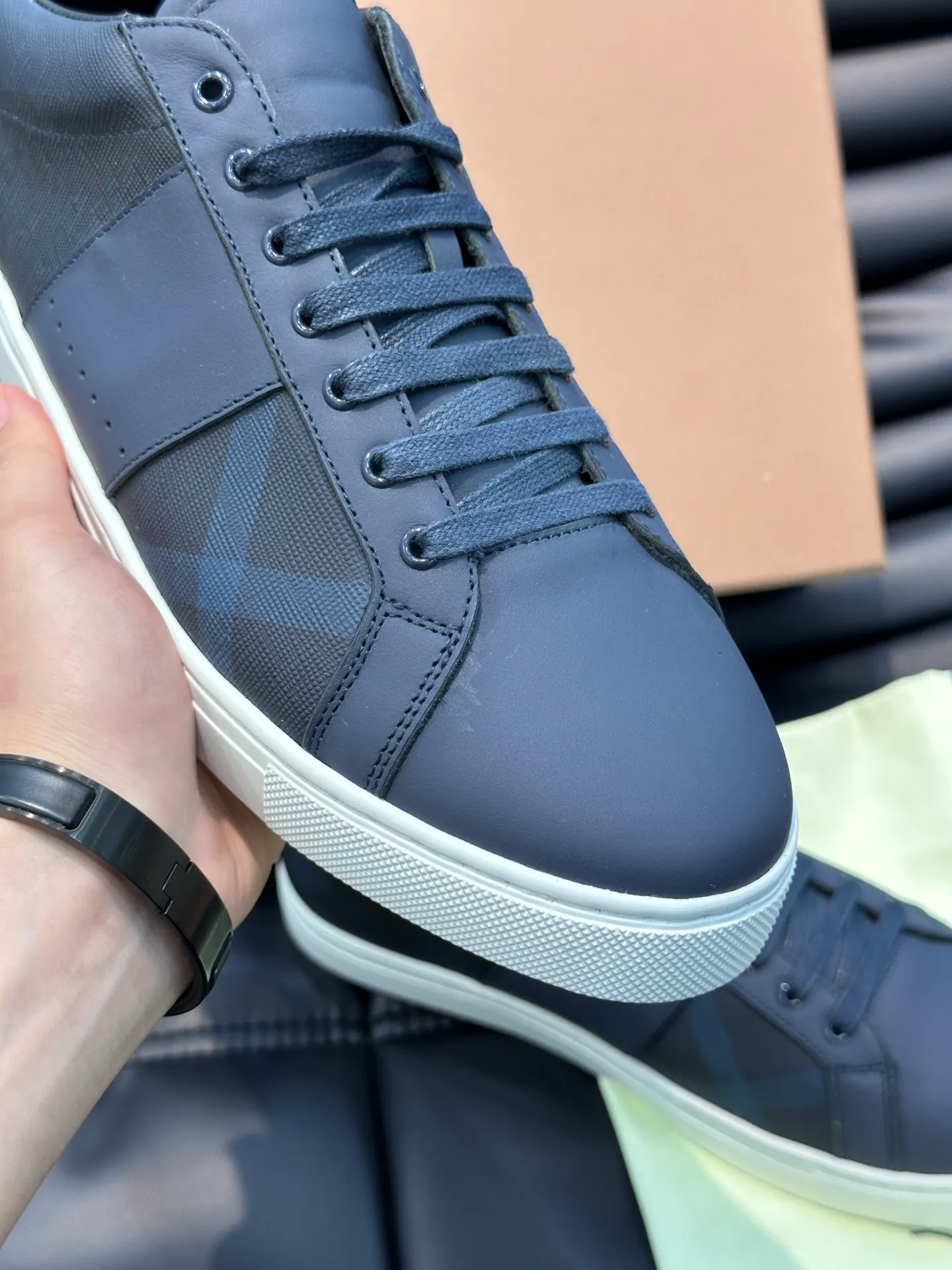 ¥380 B's men's classic low-top sneakers are reinterpreted in Vintage plaid cotton material and decorated with a new brand logo. First-layer cowhide lining, embossed Burberry logo on the heel, and original TPU outsole! Size: 38-44 (45 46 customized)